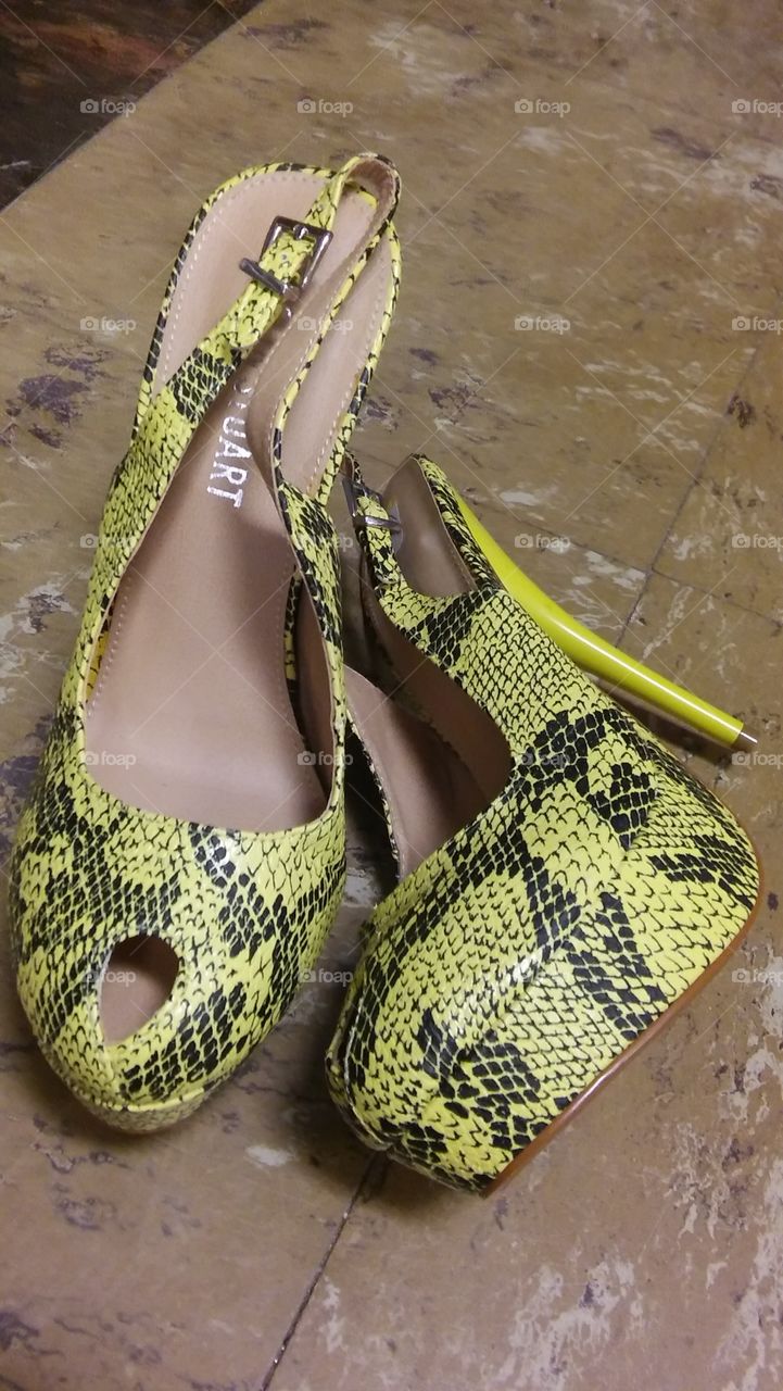 fashion retro spike high heels yellow gold woman
