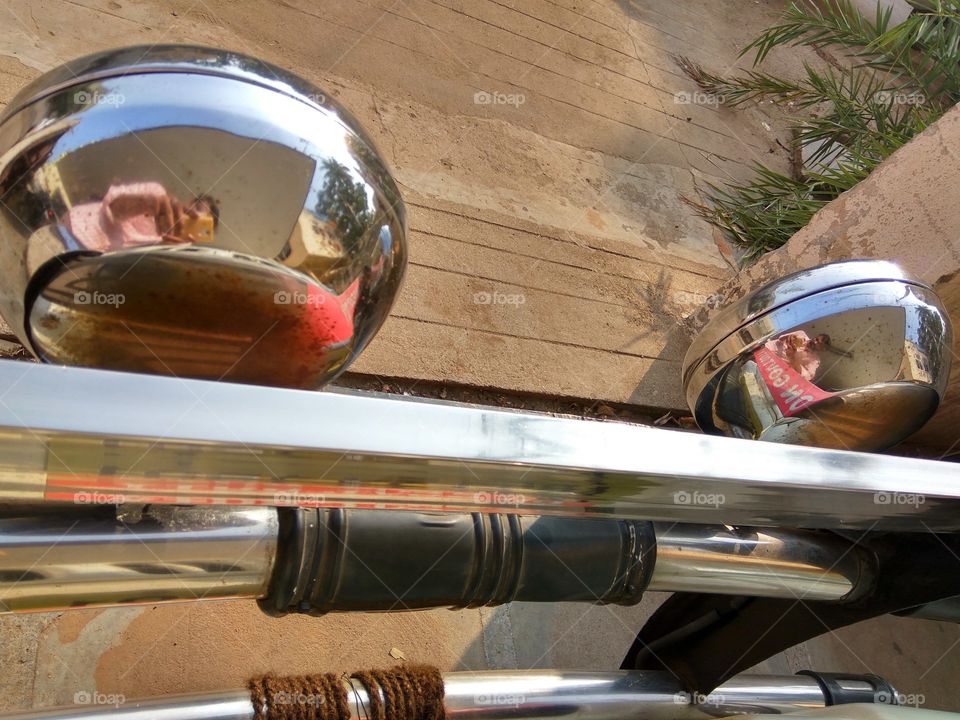 single snapped both photos  📷📷 
two photos in same shot both light boxes