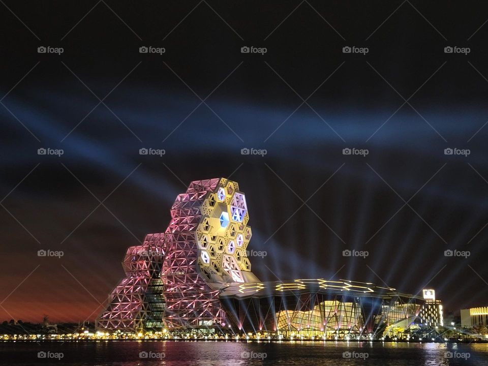 Kaohsiung Music Center.Designed by Manuel Alvarez Monteserin Lahoz. Got FIABCI World Prixd'Excellence Awards 2021. The appearance design is based on the ups and downs of the waves."Wave Towers‘’