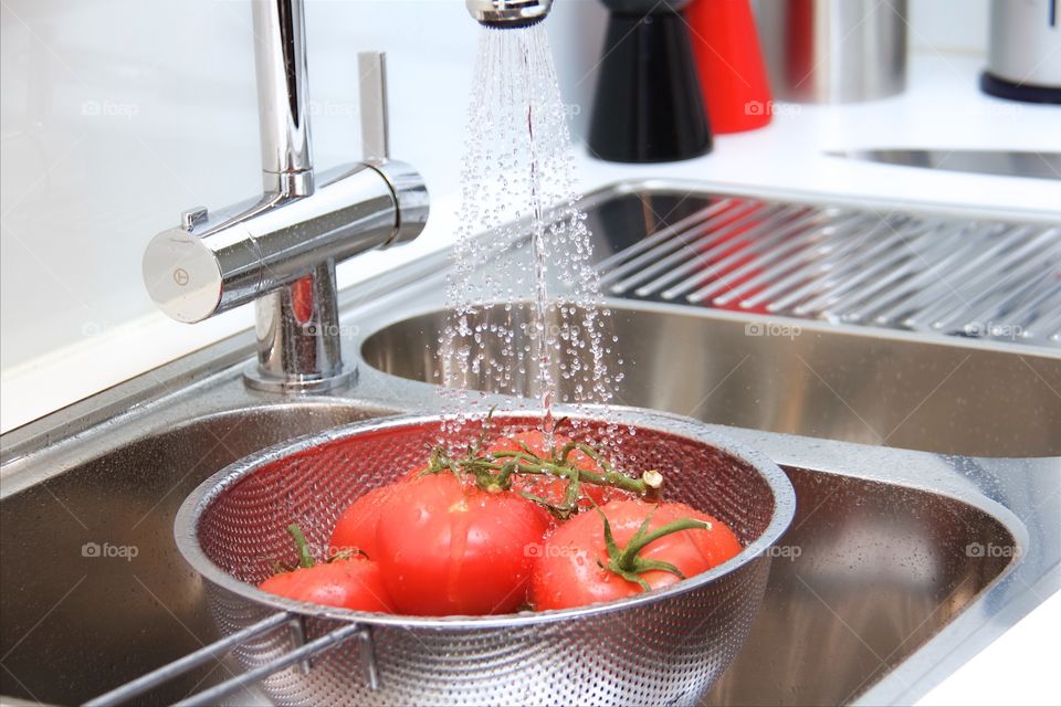 rinsing tomatoes 