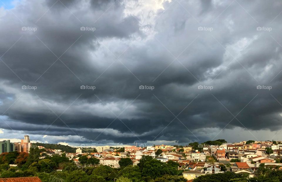 Ih, “fechô” o tempo. A #chuva vem chegando e as #nuvens começaram a ameaçar a tarde bonita.
Quando vier (pois virá), que venha mansa…
📸
#FOTOGRAFIAéNOSSOhobby