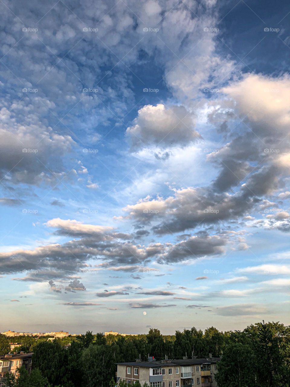 Над домами. Голубое небо