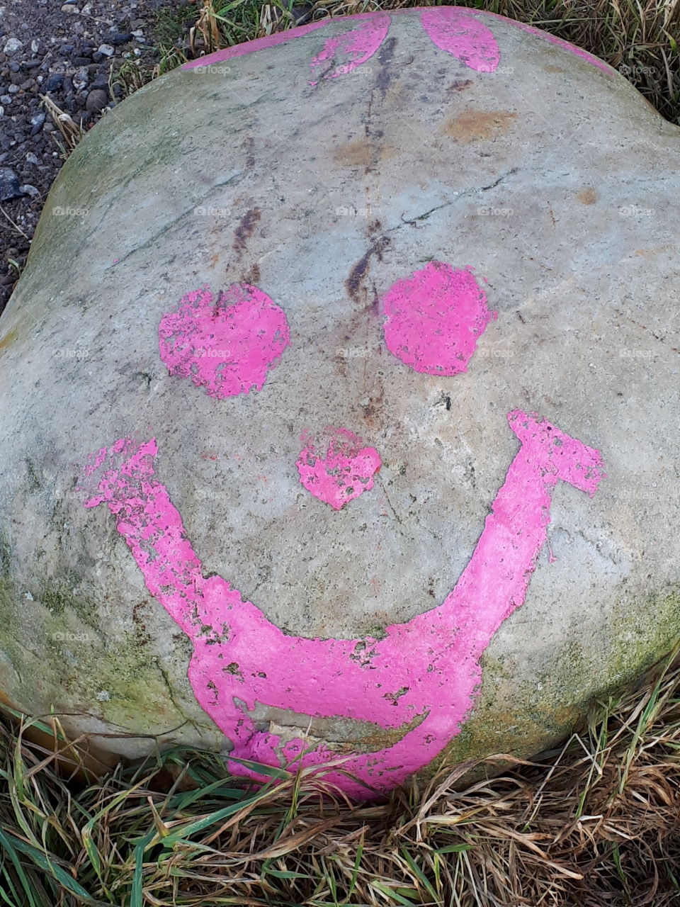 sten - malet - smiley - tæt på - lyst - kunst