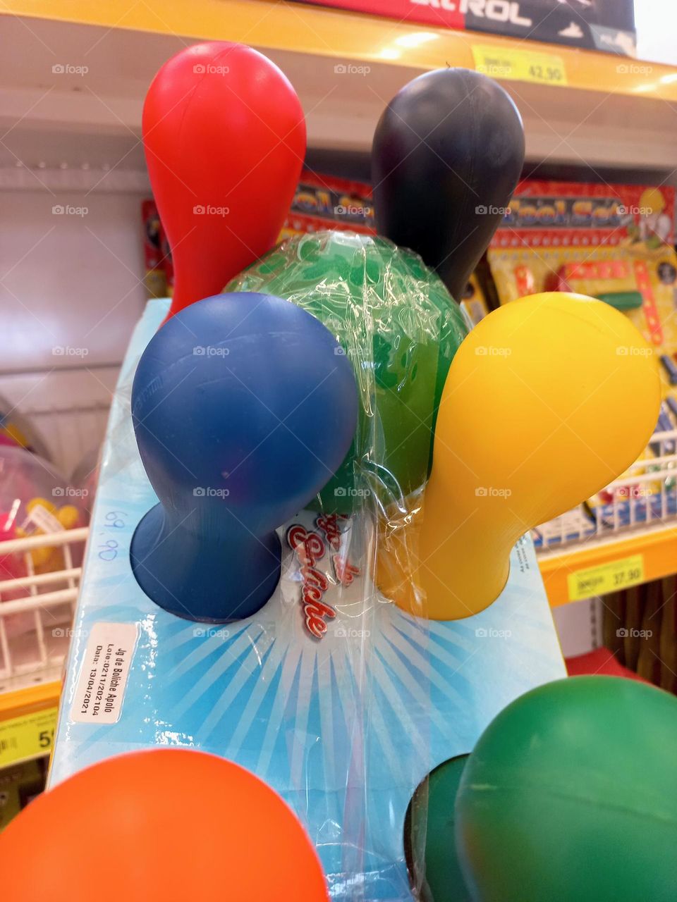 Boliche: é um um esporte que tem como objetivo derrubar  com uma bola pesada os vários pinos colocados de forma triangular no fundo da pista. As pistas são de madeira ou sintética.