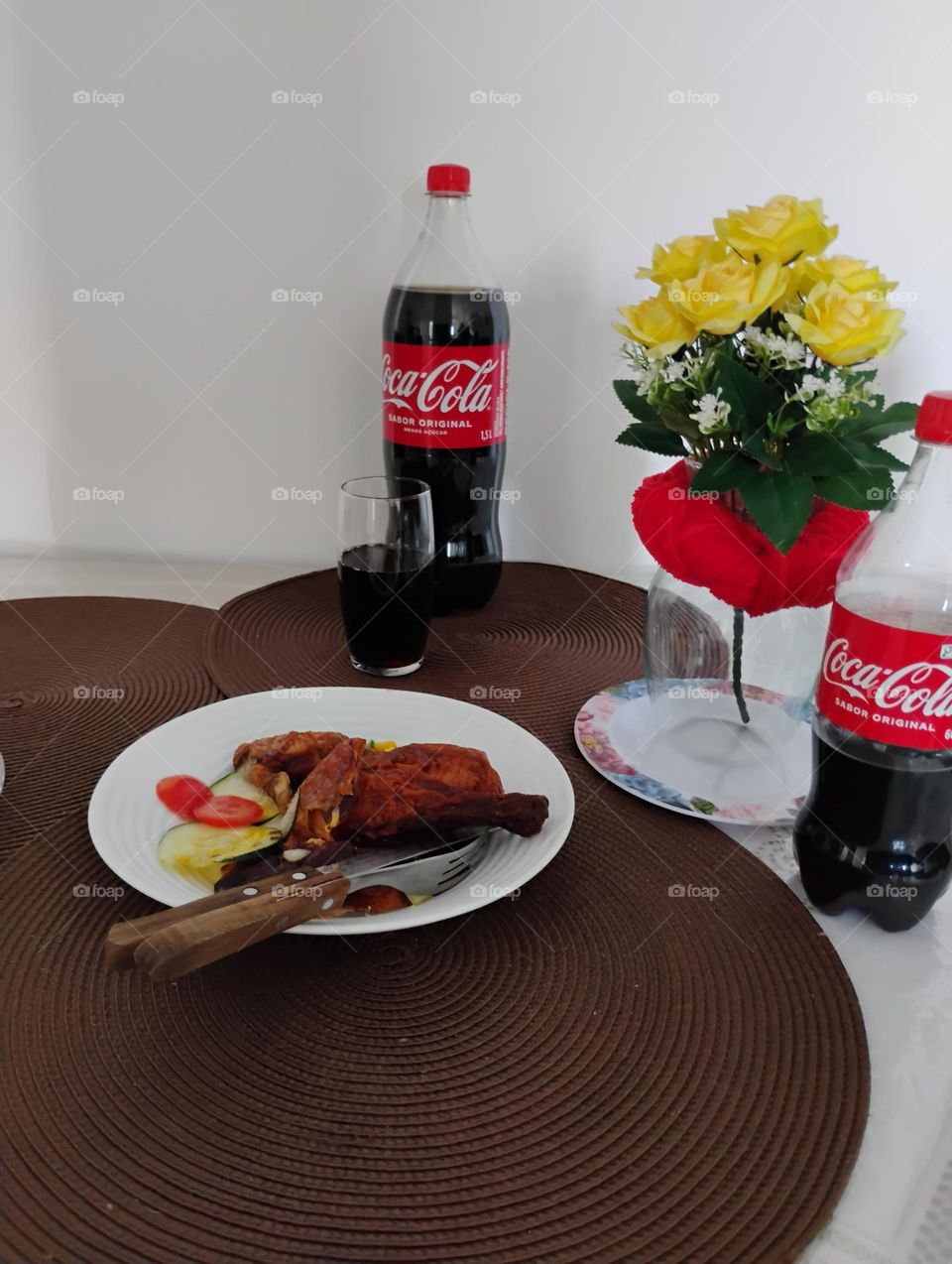 Soda Coca-Cola, refreshing, original flavor and unique! Did  you hit that thirst? Thought Coca-Cola with family