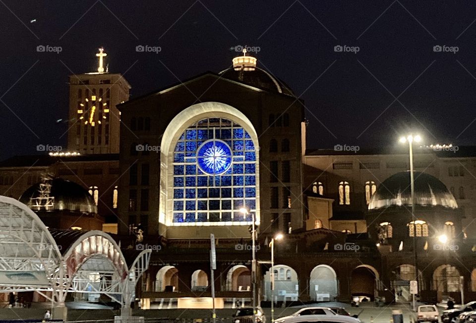 A beautiful nighttime image of the National Sanctuary of Nossa Senhora Aparecida, an admirable place for Catholics in Brazil. / Uma bela imagem noturna do Santuário Nacional de Nossa Senhora Aparecida, um local admirável para os católicos do Brasil. 