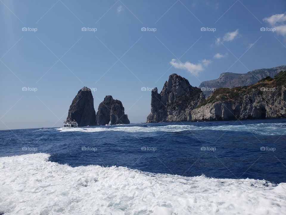 desde el mar más azul, con la espuma más blanca, hasta la montaña más rocosa todo es Nápoles