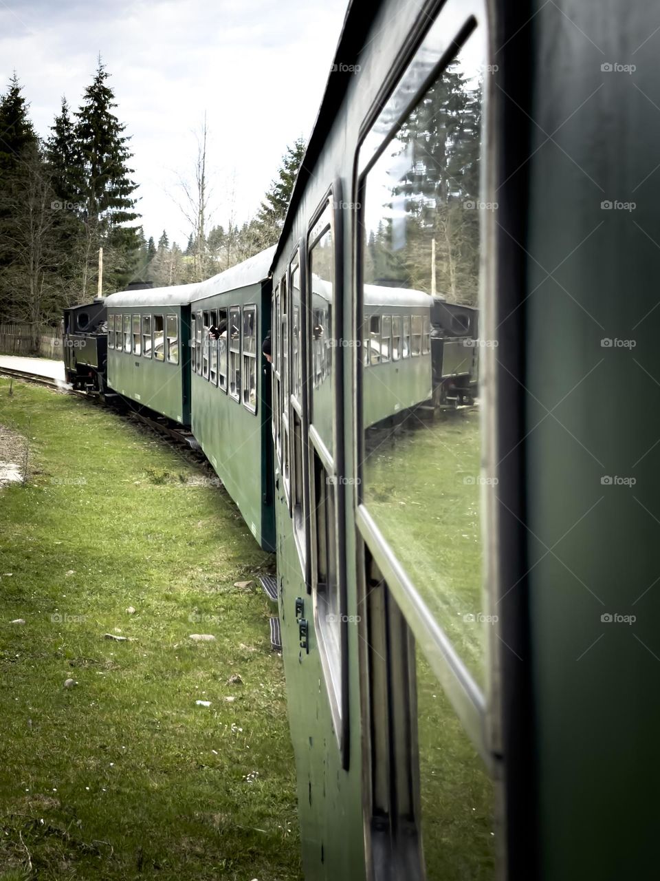 Self-reflecting train 