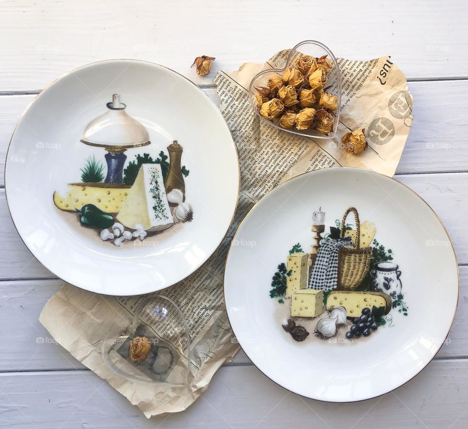 Two vintage cheese plates won’t cozy ornament