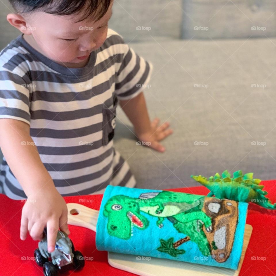 Tyrannosaurus Rex dino cake roll in strawberry flavour 