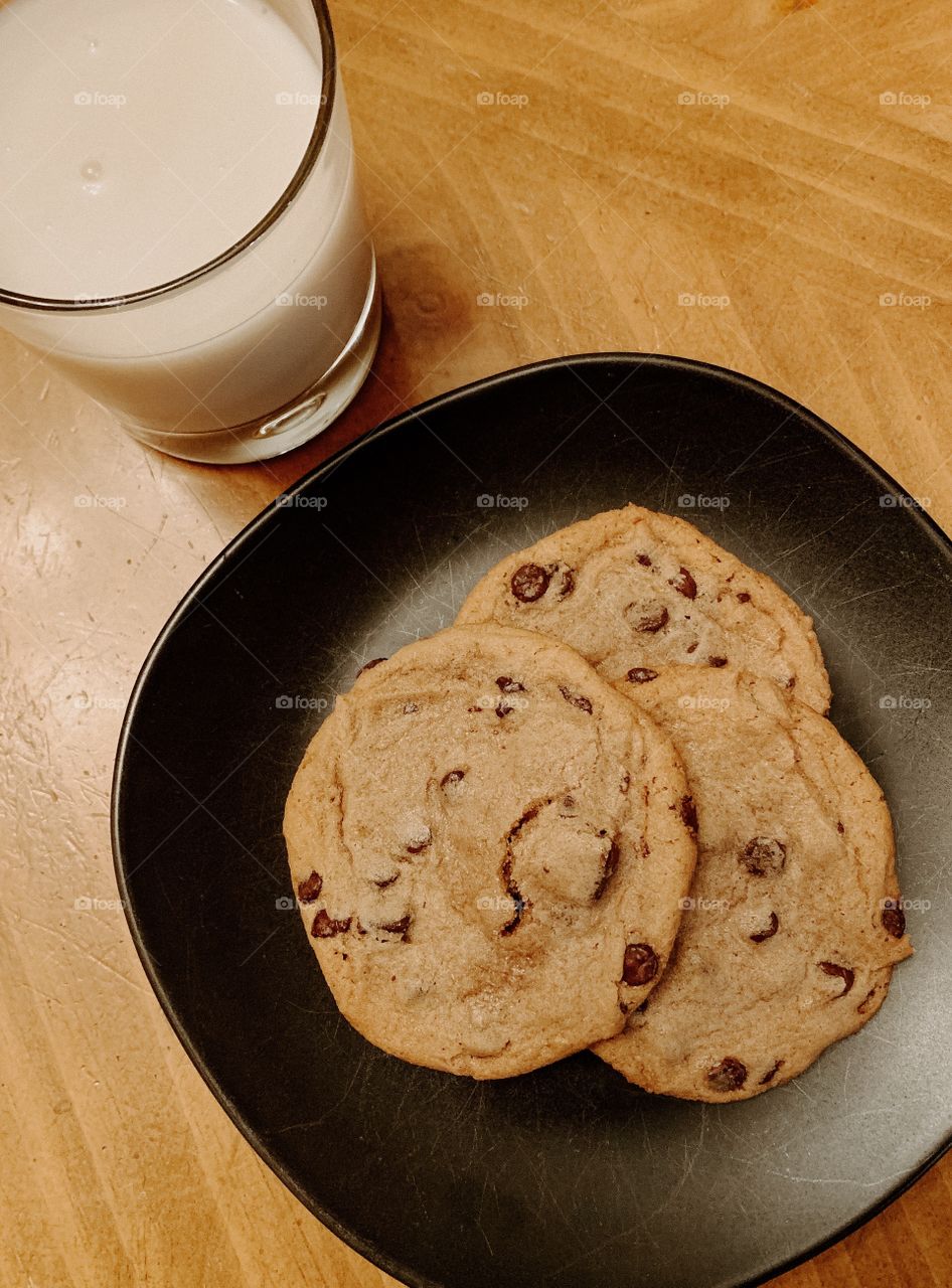 Milk and chocolate chip cookies 