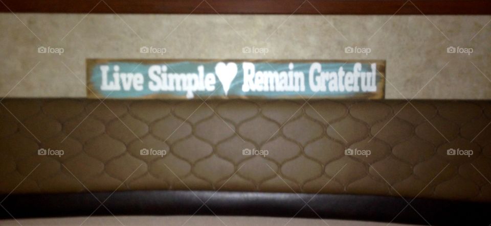 Live simply remain grateful signage 