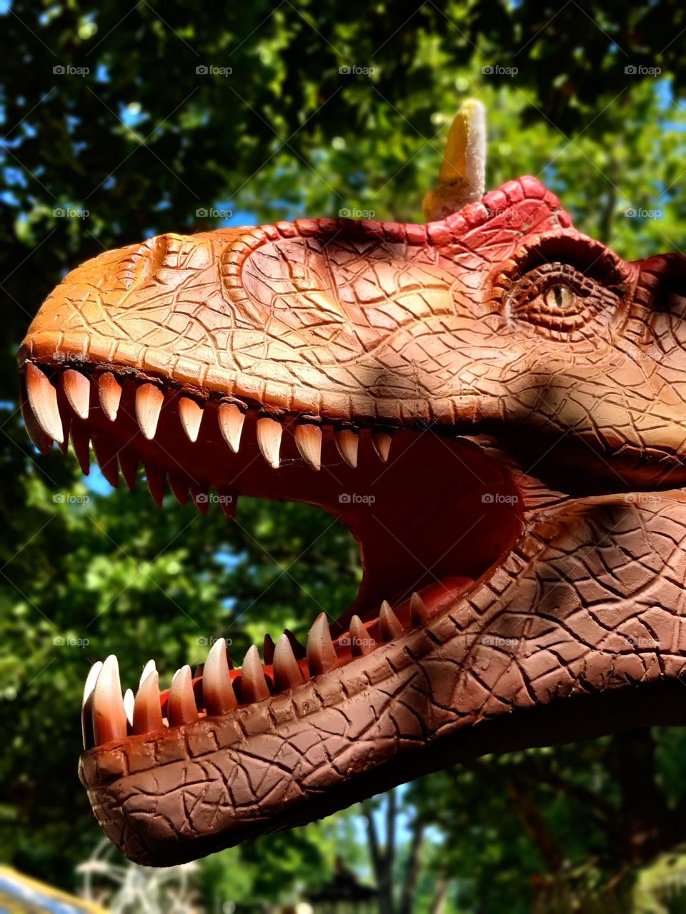 Dinosaur head with very sharp teeth