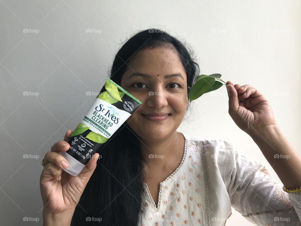 St Ives beauty product and me with green leaves 🍃