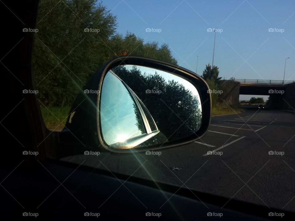 Illuminating the reflective sunlight in a car mirror