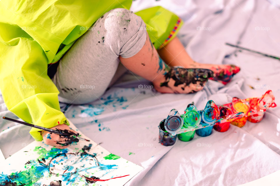 Child while painting at home during the quarantine