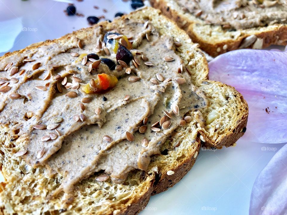 Multigrain toasts with black bean hummus