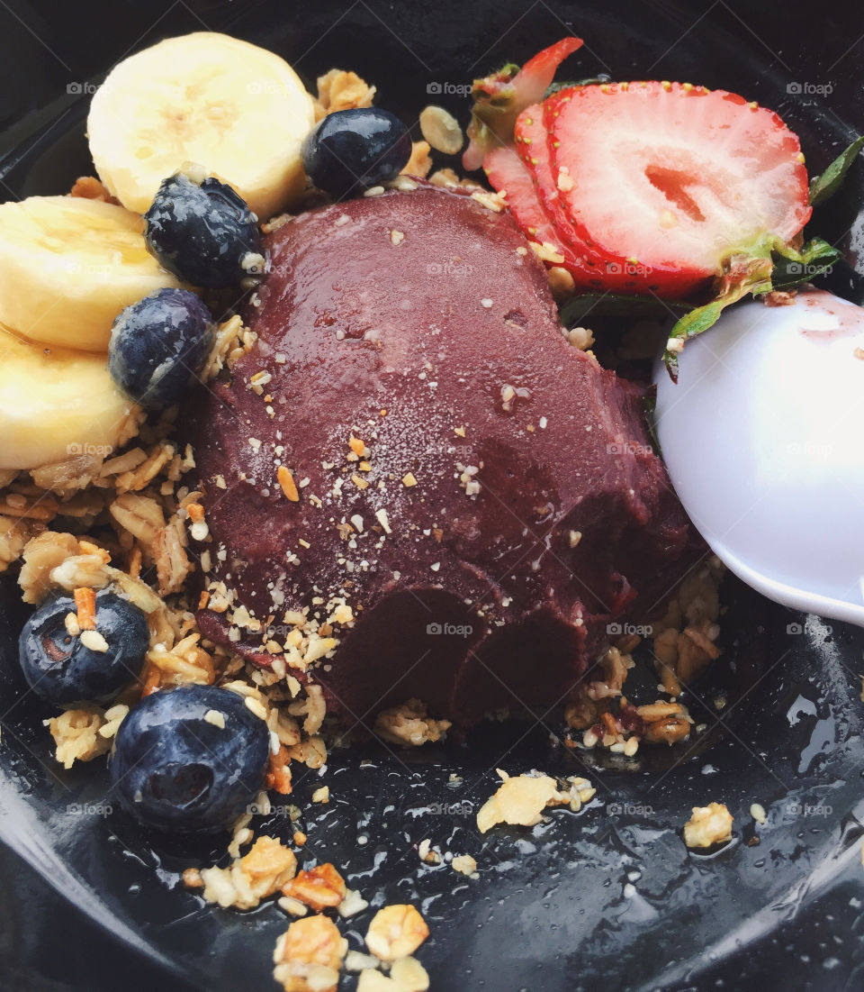 Closeup of açaí bowl with fruits and granola. 