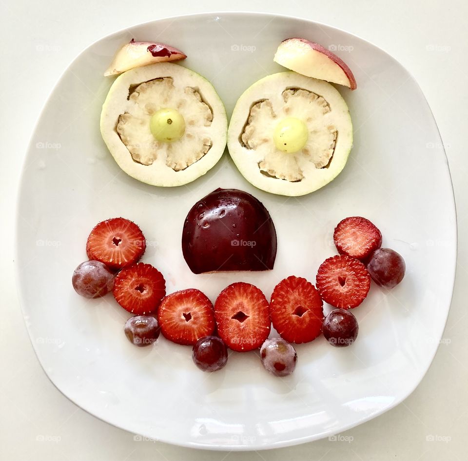 Fruits at the table: healthy eating should always be considered!  Today: peach, guava, plum, strawberry and grape. / Frutas à mesa: alimentação saudável sempre deve ser considerada! Hoje: pêssego, goiaba, ameixa, morango e uva. 