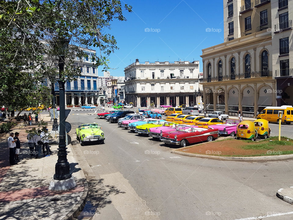 contraste de colores de los coches antiguos de Cuba en la Habana le dan a este lugar un encanto especial. Los usan como taxi para los turistas