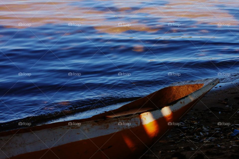 Canoa encosta no fim de tarde
