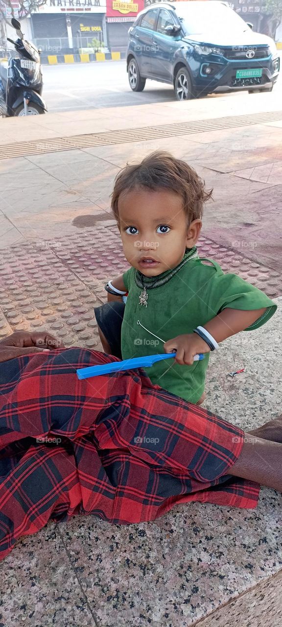 red red  green green in it common alphabet is 'e '