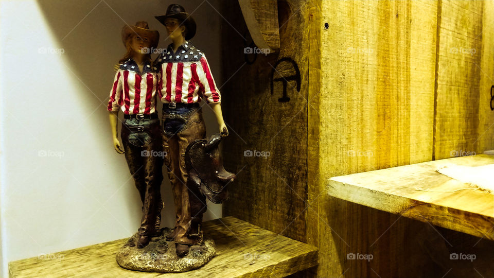 Mini esculturas de pessoas country. Madeiras, tábuas, decoração. Camisas de bandeiras dos EUA.