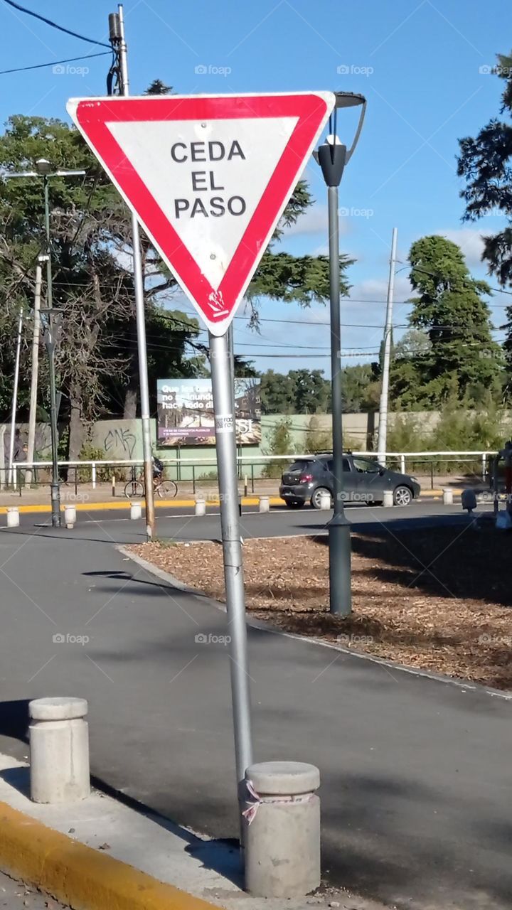 yield traffic sign - cartel ceda el paso