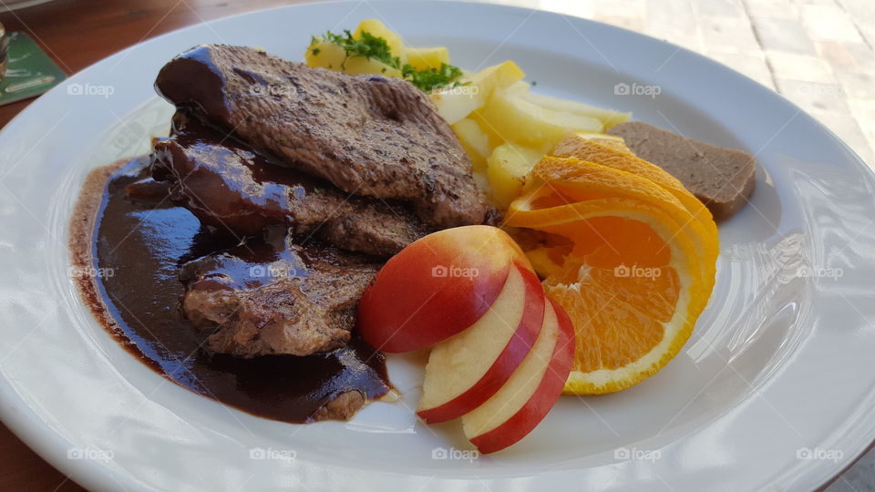 Deer Medalions with Plum Sauce, Potatoes and Fruit