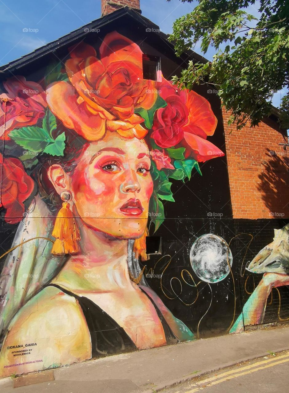 Beautiful murals, colourful graffiti, streetphoto, art on the wall, amazing woman.