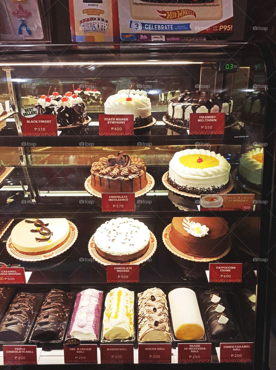 Mouth-watering selections of round cakes that come with different sizes and designs.