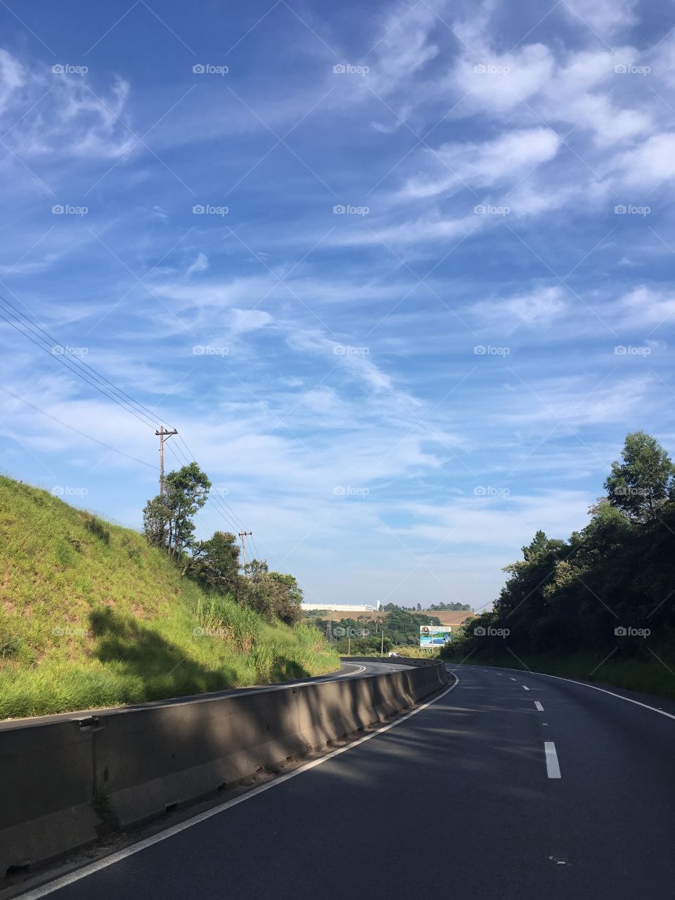 Ok, a pergunta é simples e a resposta deve ser objetiva:

- Quem pintou esse #céu azul com detalhes tão caprichados nas #nuvens repartidas pelo #vento?

📸
#paisagem #natureza #inspiração fotografia #photooftheday
#FotografiaÉnossoHobby

#NoFilter