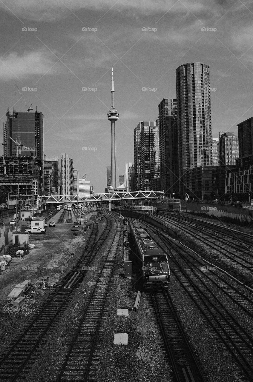 Toronto train tracks and cn tower