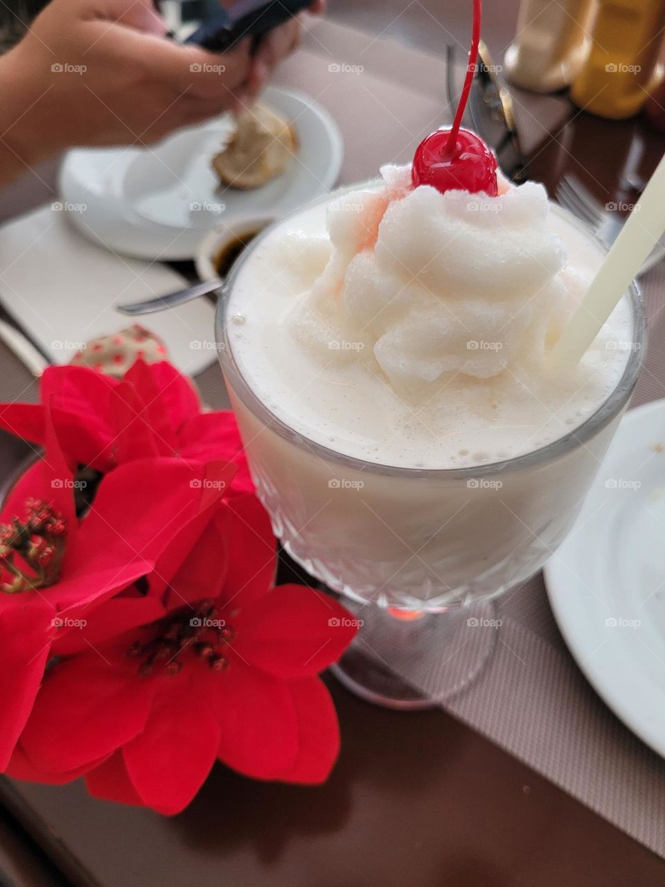 flores y copa de helado