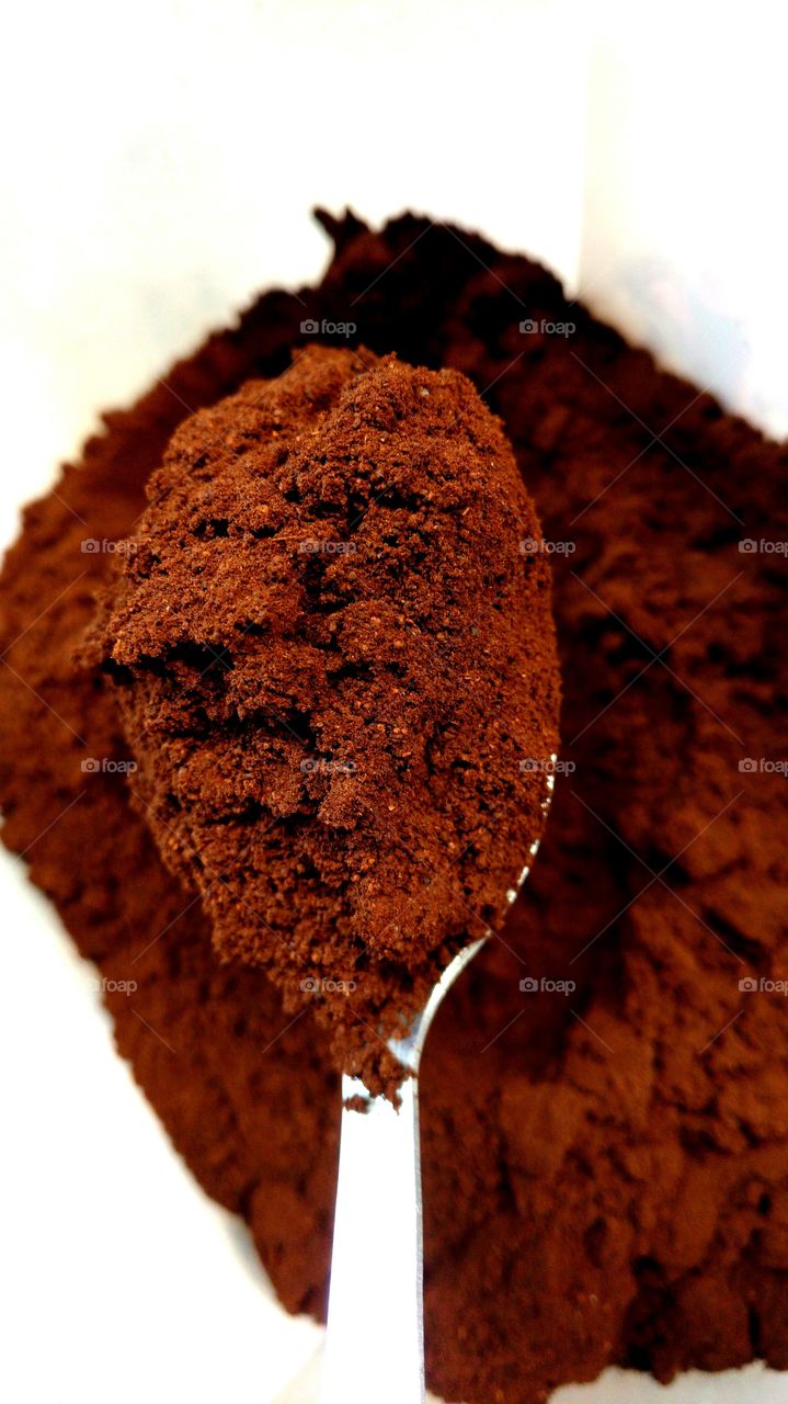 Colher com café em pó.