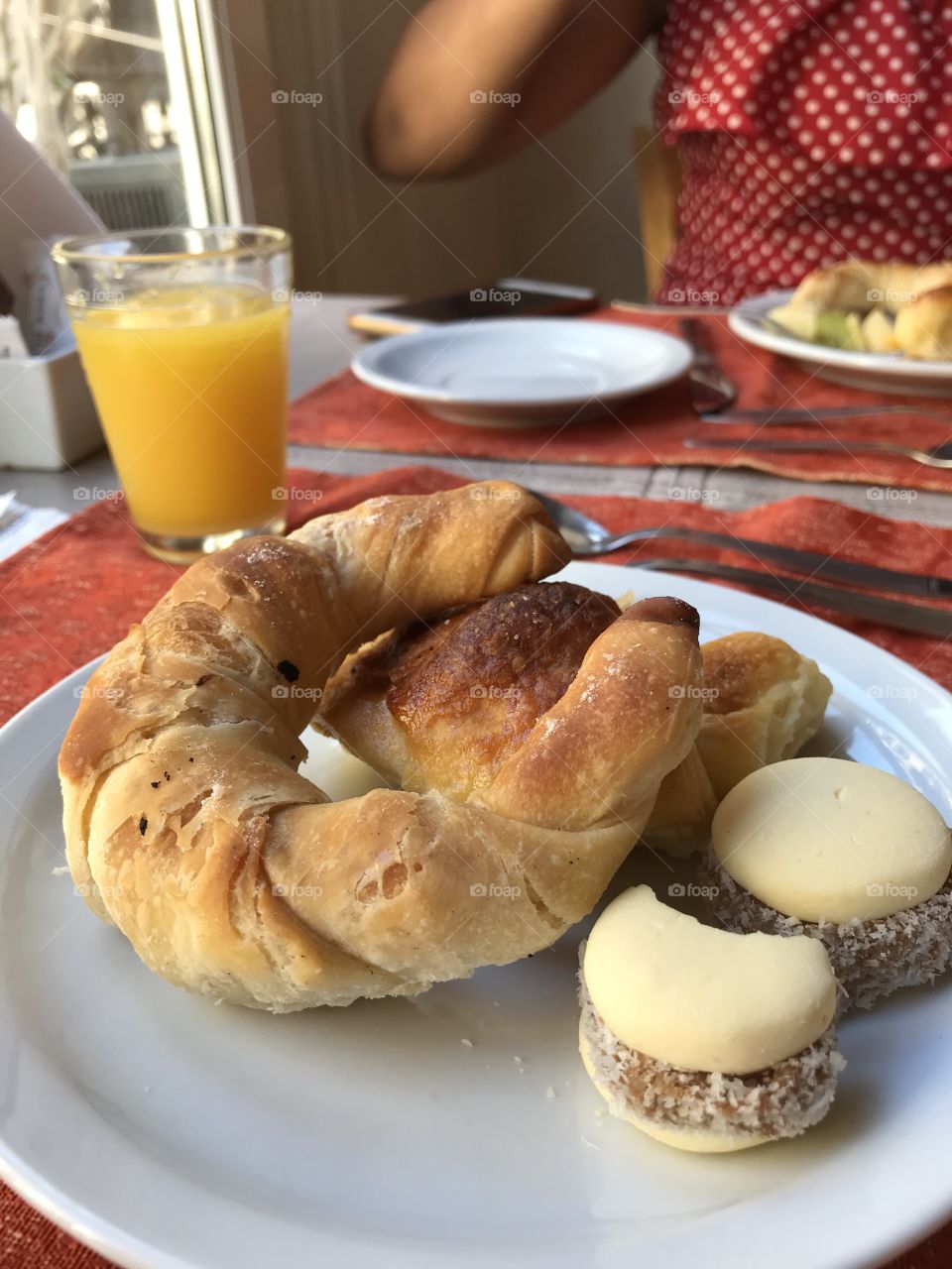 Café da manhã com medialunas e alfajor