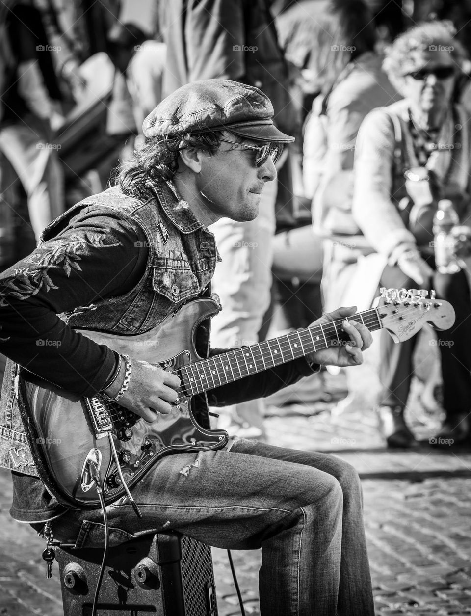 Guitar Man - playing for the crowd and a few coins in Rome