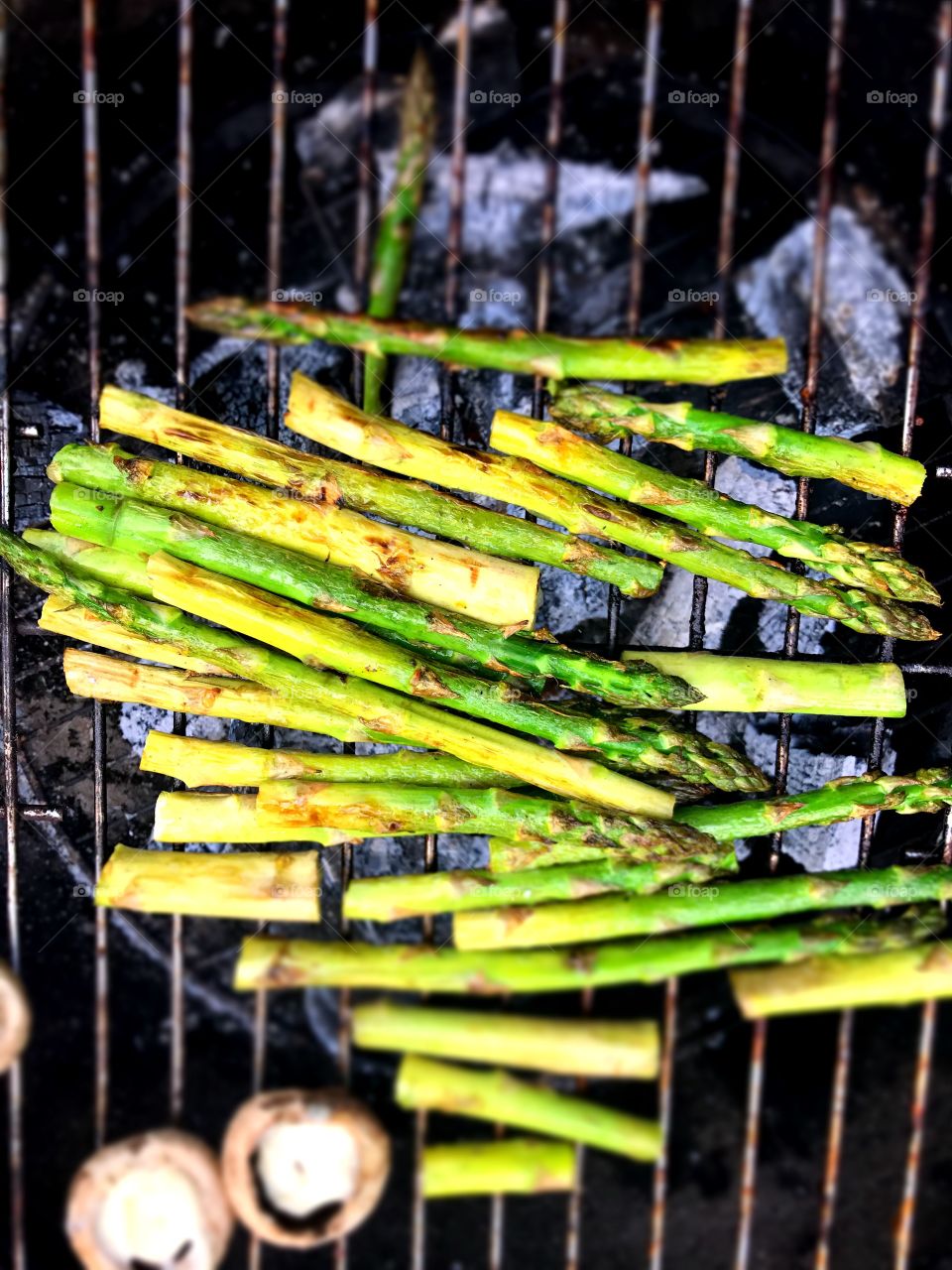 Grilling vegan asparagus