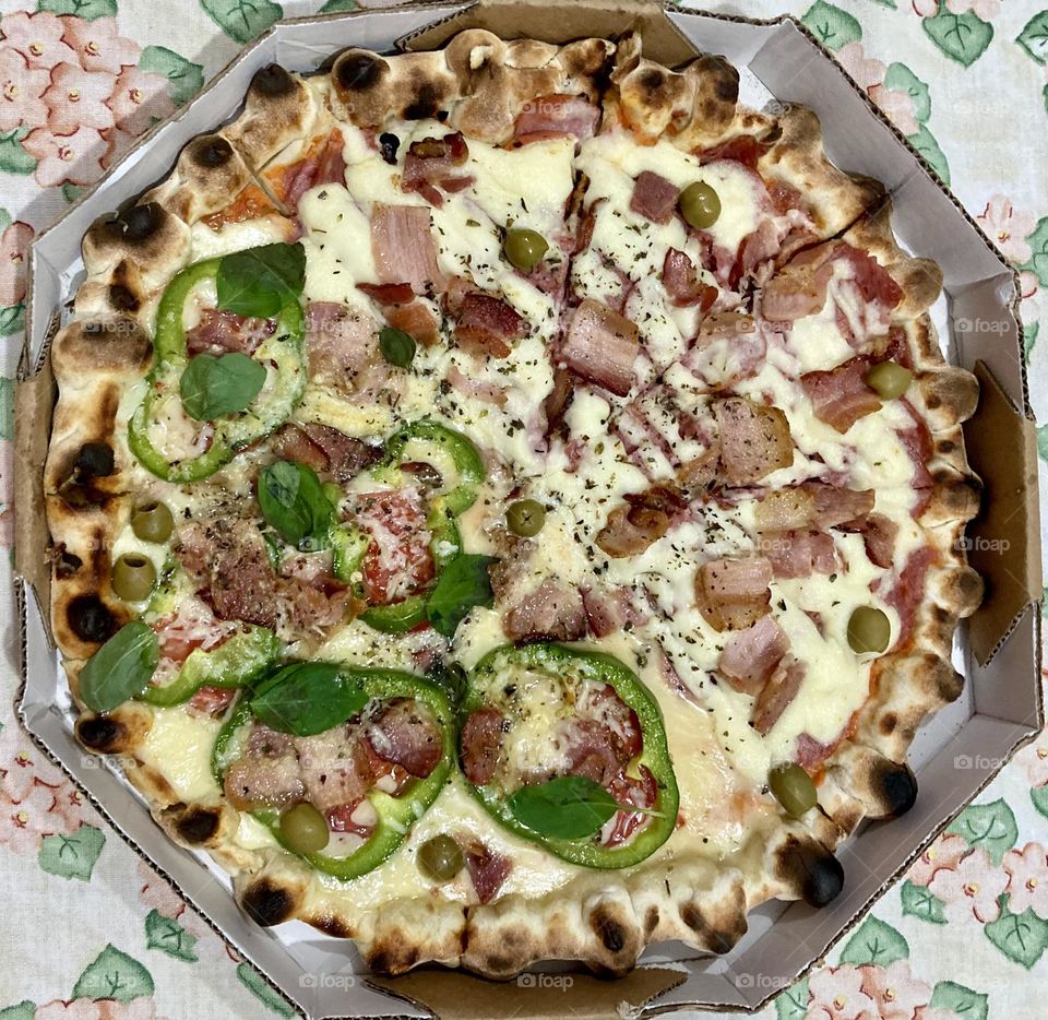 🍕 PIZZA! 🇺🇸 Half pepperoni with bacon, half margherita with peppers. / 🇧🇷 Ôpa! Chegou a pizza. Metade calabresa com bacon, metade marguerita com pimentão. A massa é espetacular, e a combinação dos sabores, acredite, é ótima! Com um azeite em cima… hum…