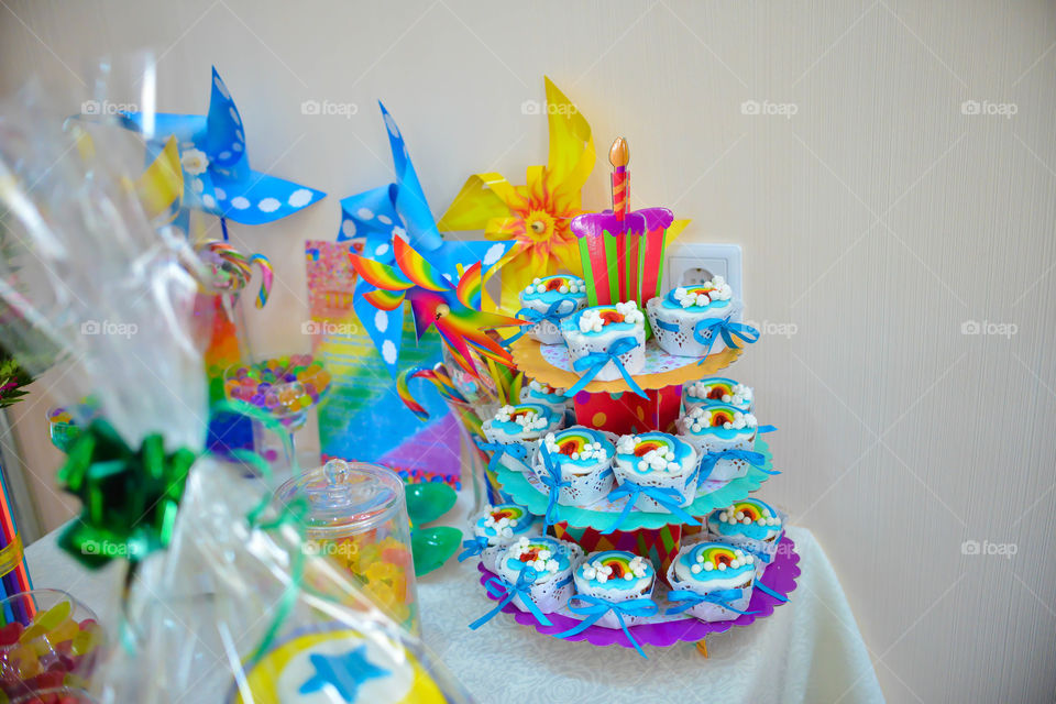 декор торта из мороженого и конфеты к дню рождения