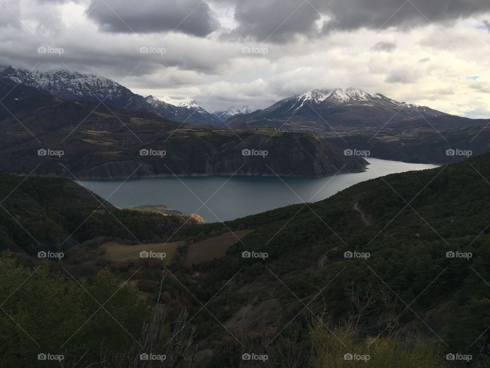 Un lac au pieds de la montagne 