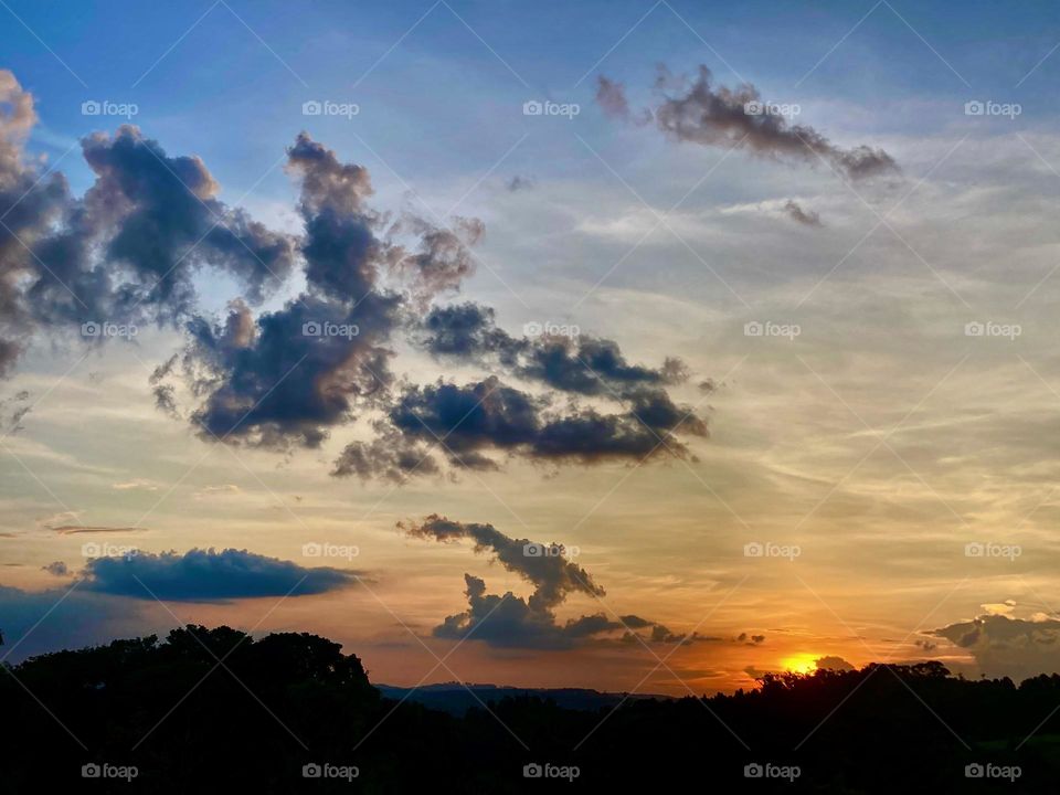 🌄 #Entardecer que nos traz motivação! 
Como não se inspirar com a beleza da #natureza?  
📸 🌗 
#FOTOGRAFIAéNOSSOhobby
#fotografia #sol #sun #sky #céu #nature #horizonte #paisagem #landscape #inspiração #mobgrafia #XôStress  