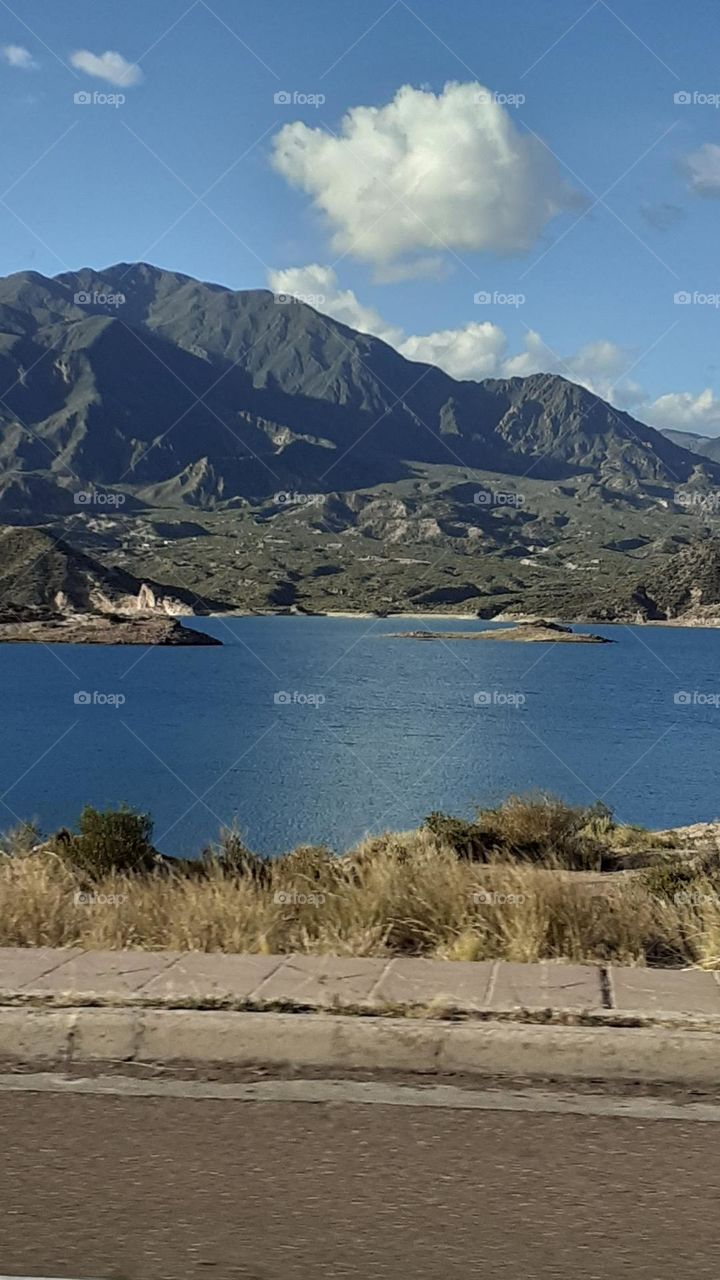 vista de embalse y montaña mendocina