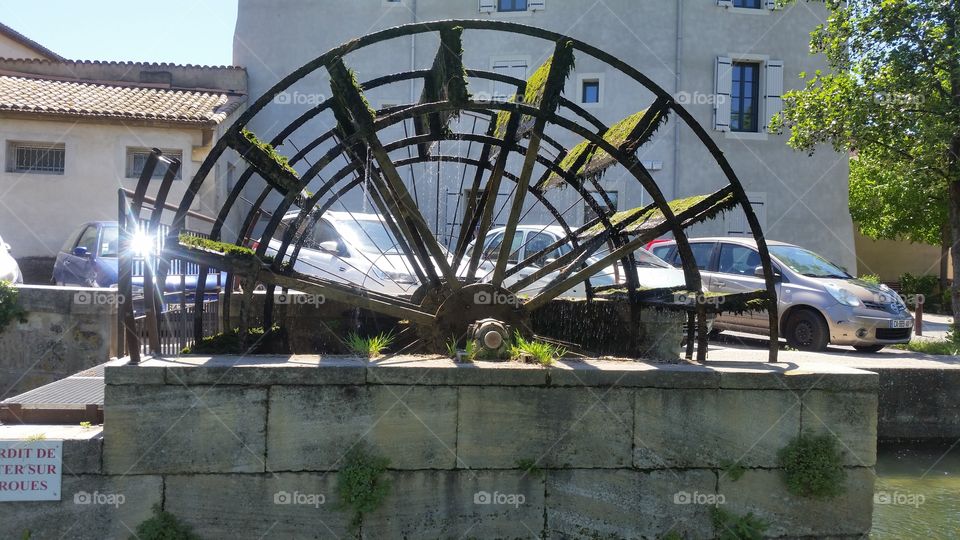wheel. summer time.
l'Isle-sur-la-sorgue