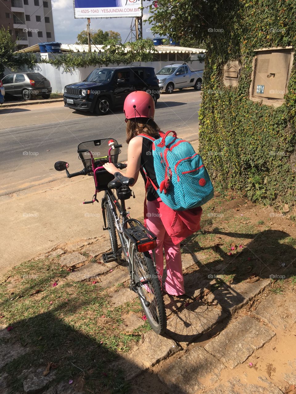 Hora de pedalar. Minha Marininha foi estudar de bicicleta! Vale a pena tal exercício!