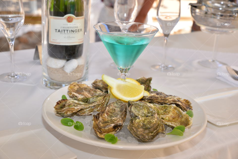 Oysters with lemon