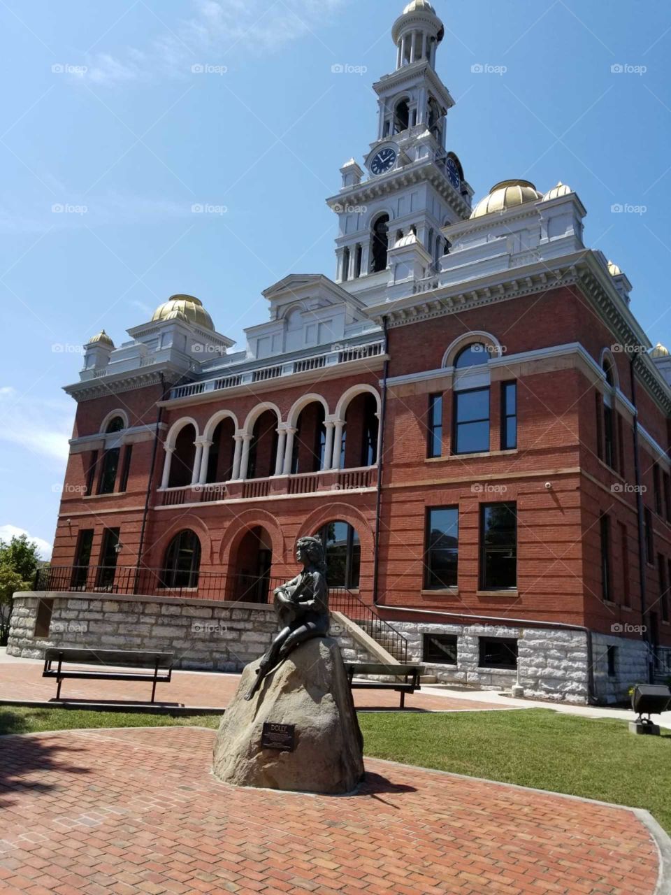 Dolly Parton statue outside the courthouse in Sevierville Tennessee