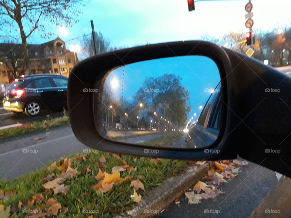 ciel bleu dans le rétroviseur