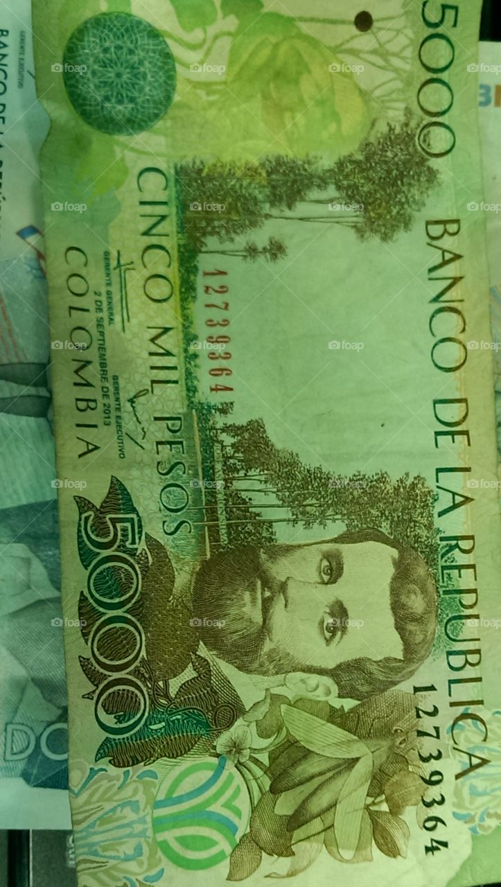 cinco mil pesos Colombianos