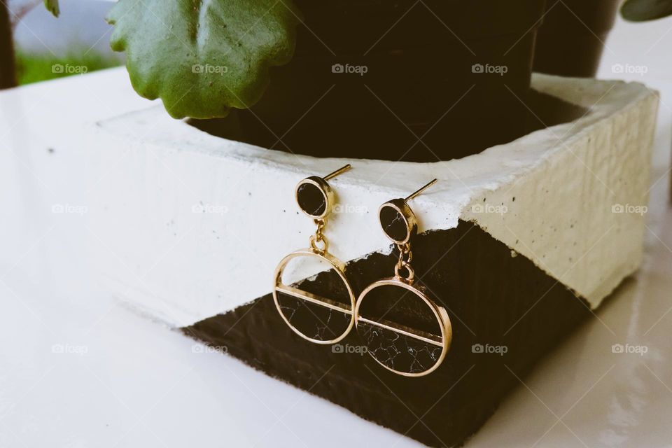 Jóia entre as plantas